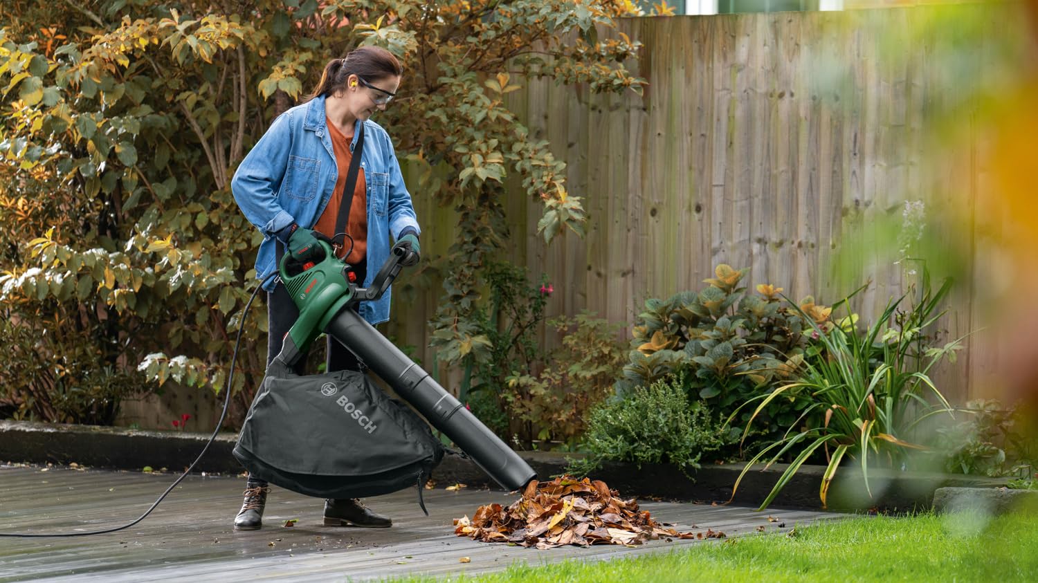 Bosch Laubsauger Laubbläser UniversalGardenTidy 3000 – 3000 W, Häcksler, Fangsack 50 l